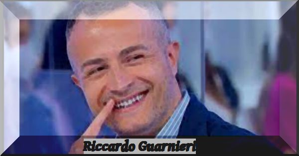 Riccardo Guarnieri corteggiatore Uomini e donne sorride alla telecamera